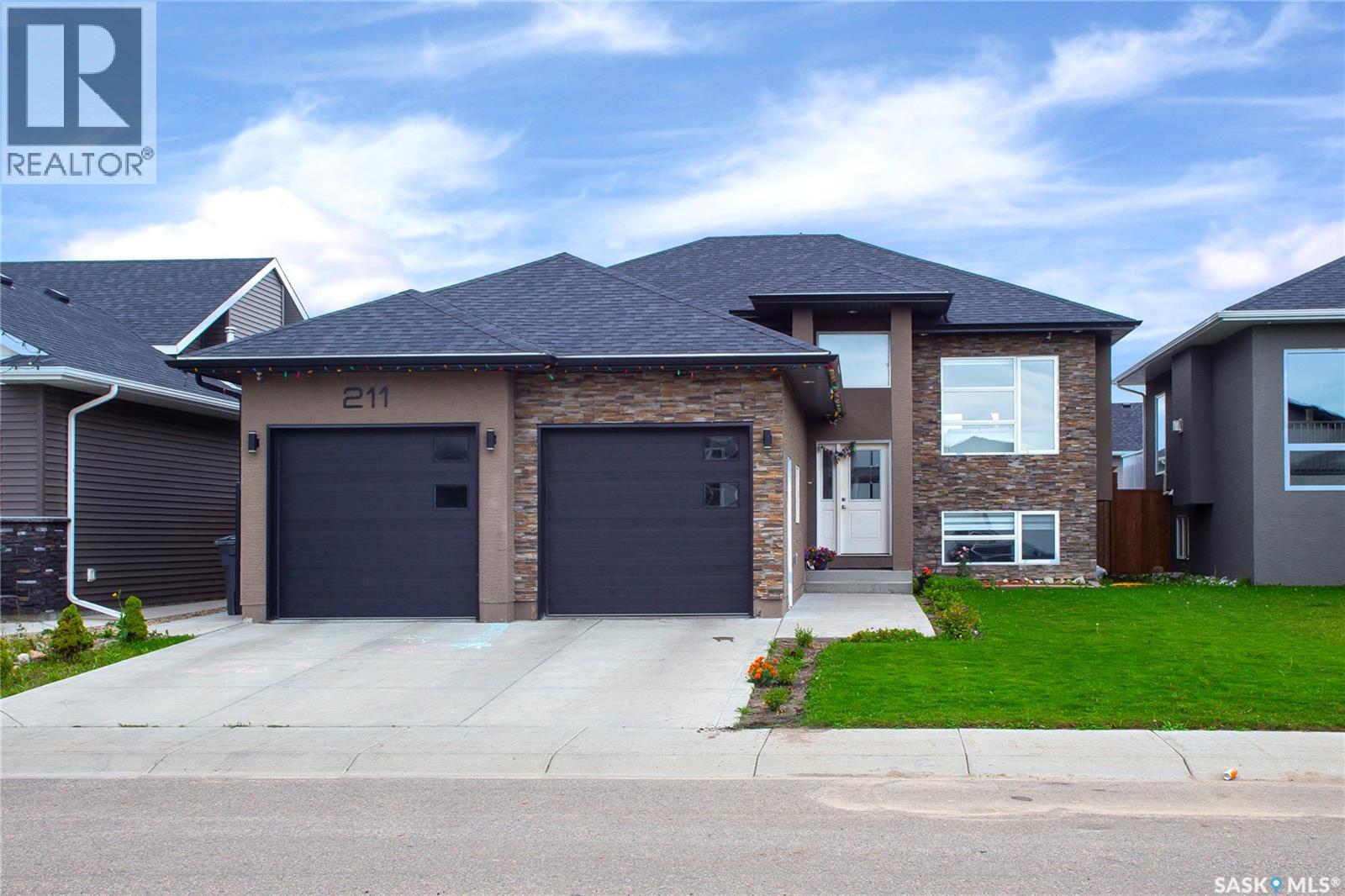Photo 2 of 211 Settler Crescent, Warman SK