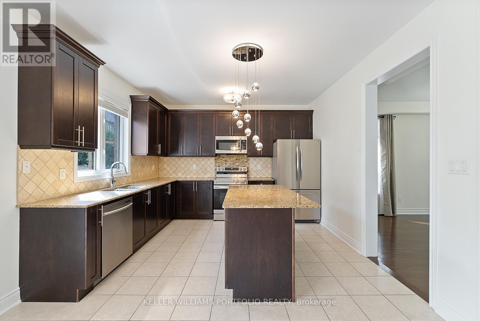 Photo 10 of 1096 Sherman Brock Circle, Newmarket ON