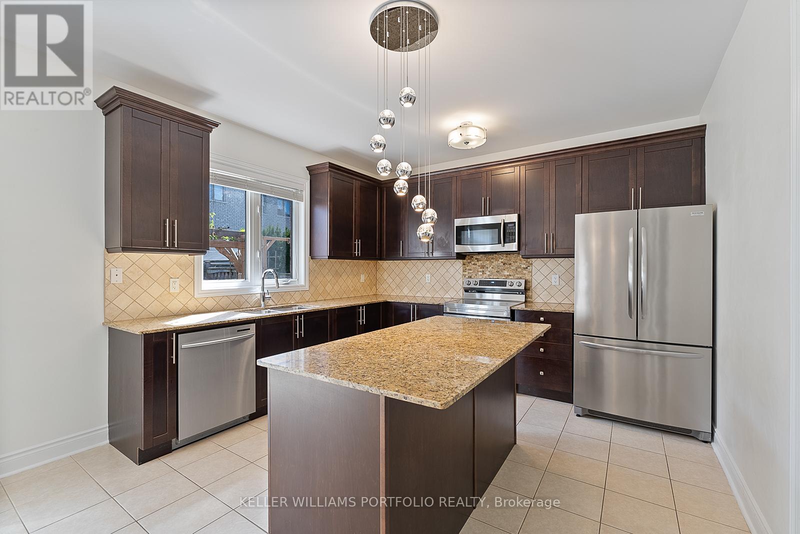 Photo 11 of 1096 Sherman Brock Circle, Newmarket ON