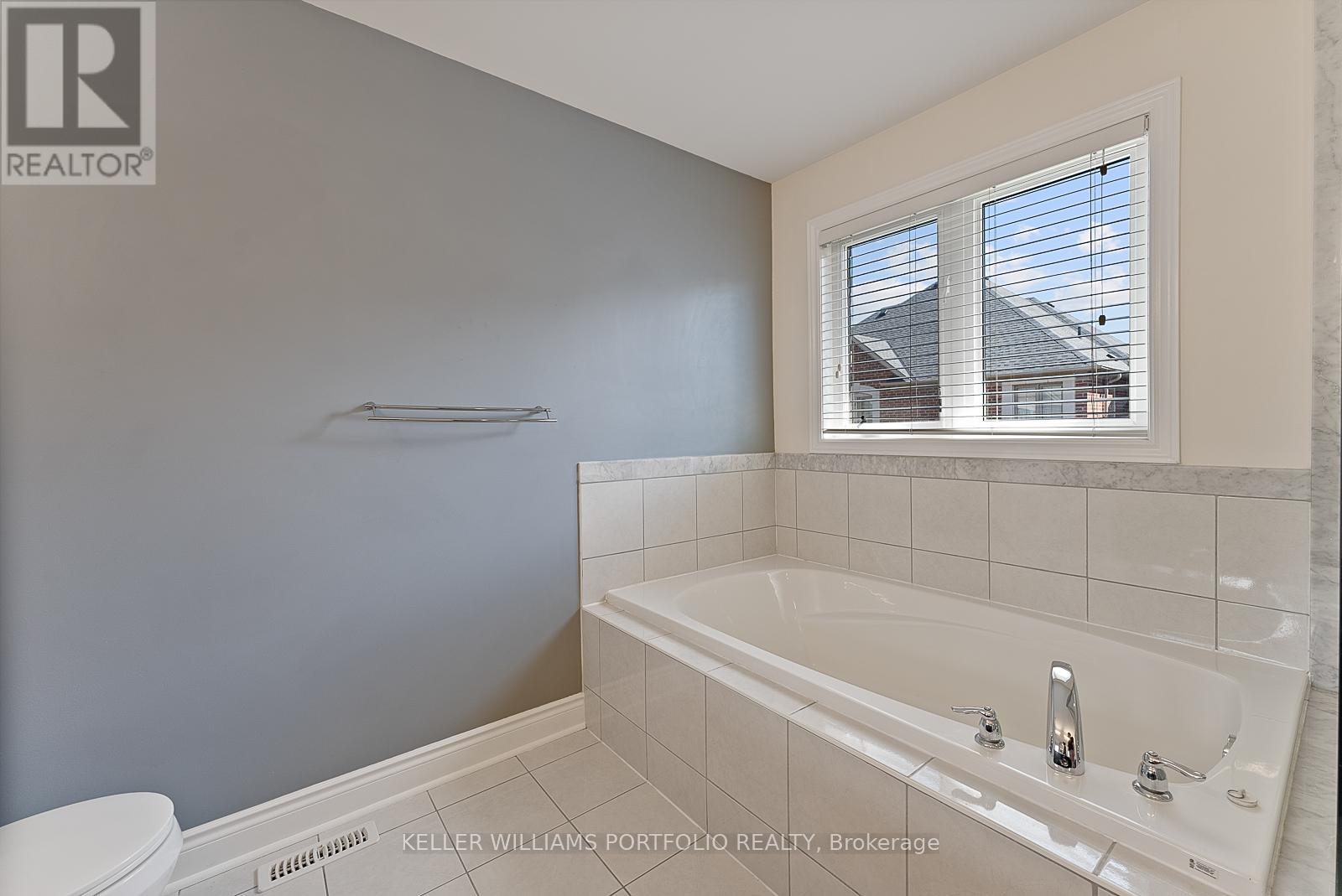Photo 28 of 1096 Sherman Brock Circle, Newmarket ON