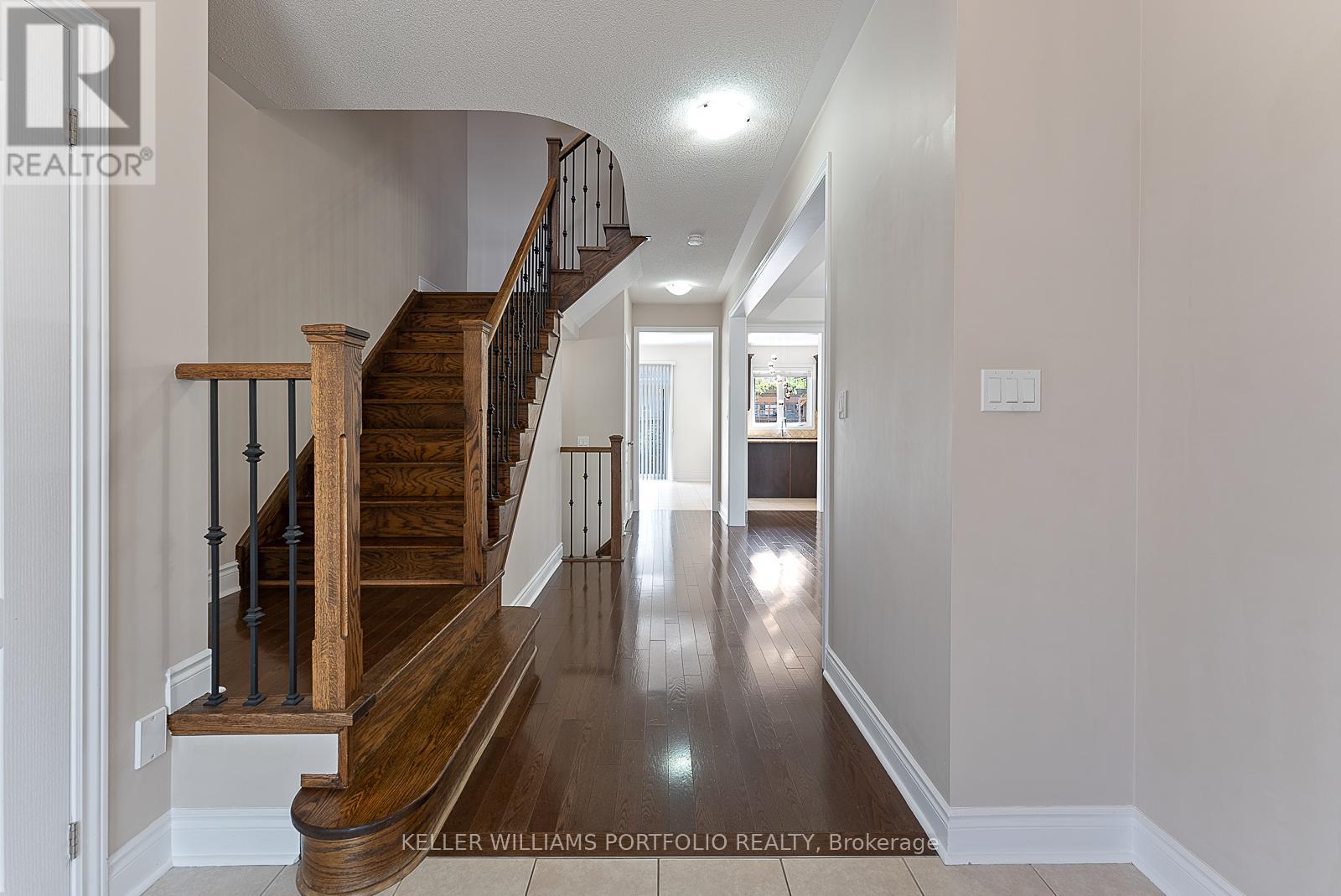 Photo 3 of 1096 Sherman Brock Circle, Newmarket ON