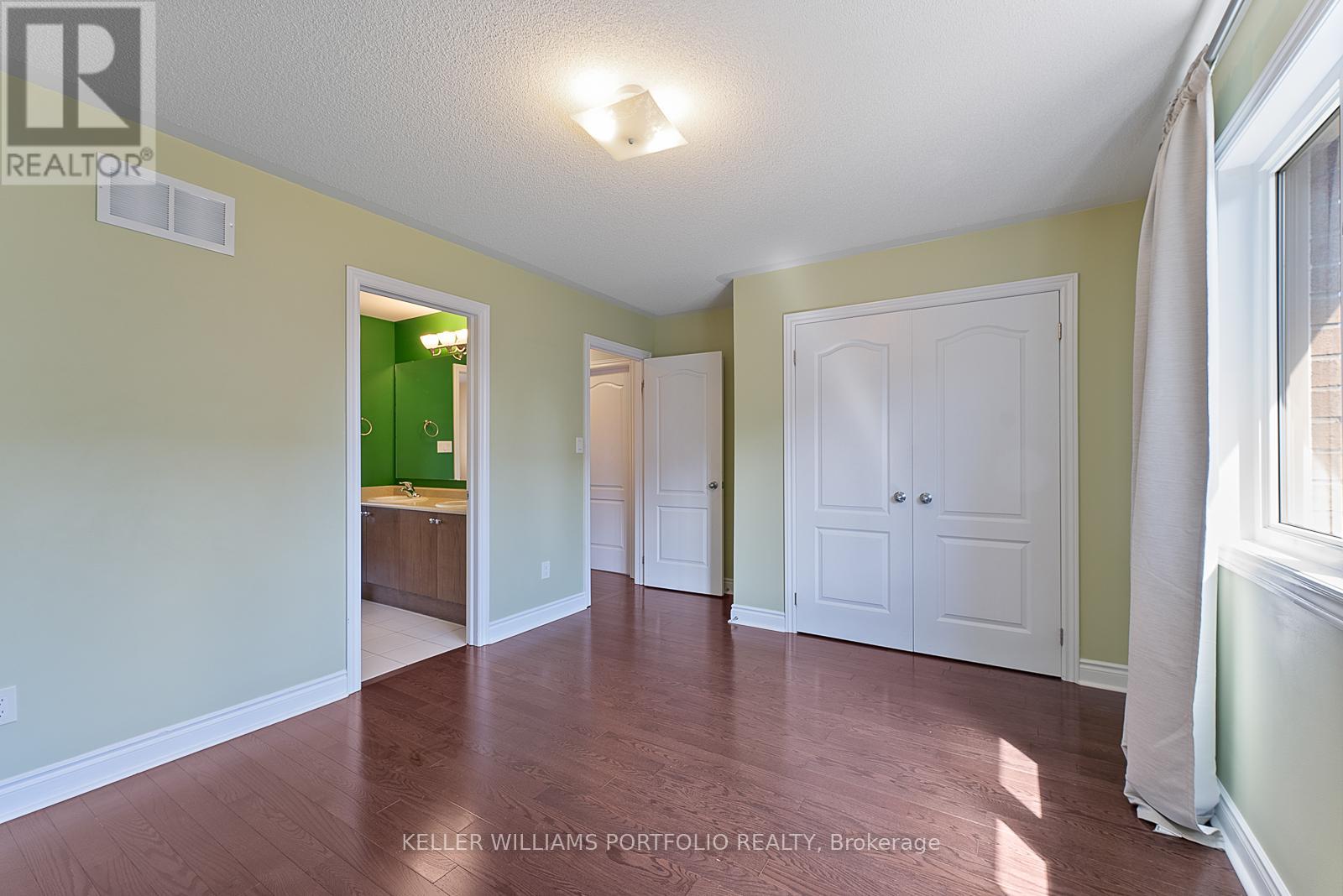 Photo 32 of 1096 Sherman Brock Circle, Newmarket ON