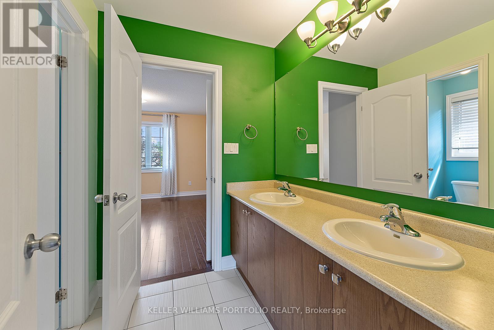 Photo 33 of 1096 Sherman Brock Circle, Newmarket ON