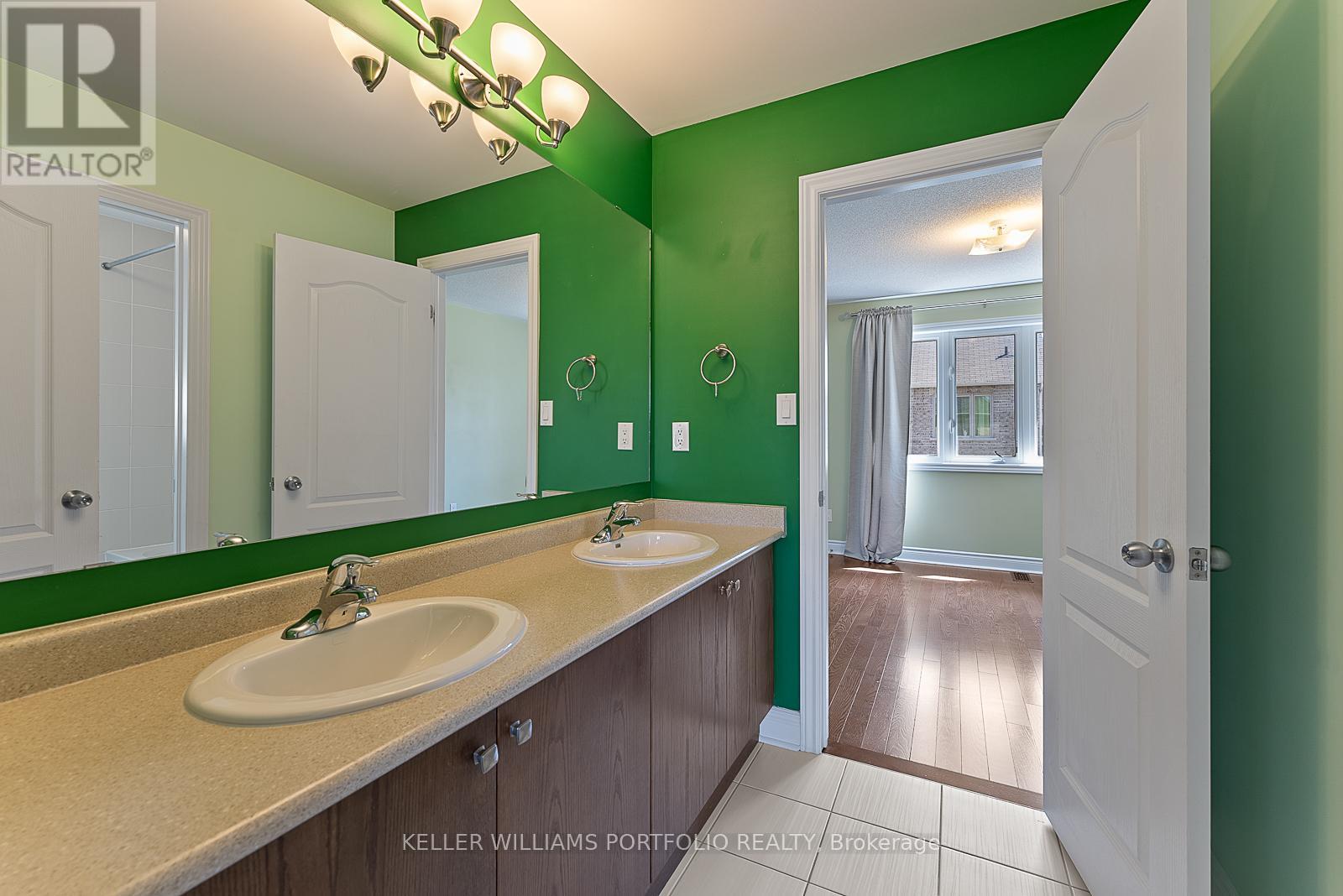 Photo 35 of 1096 Sherman Brock Circle, Newmarket ON