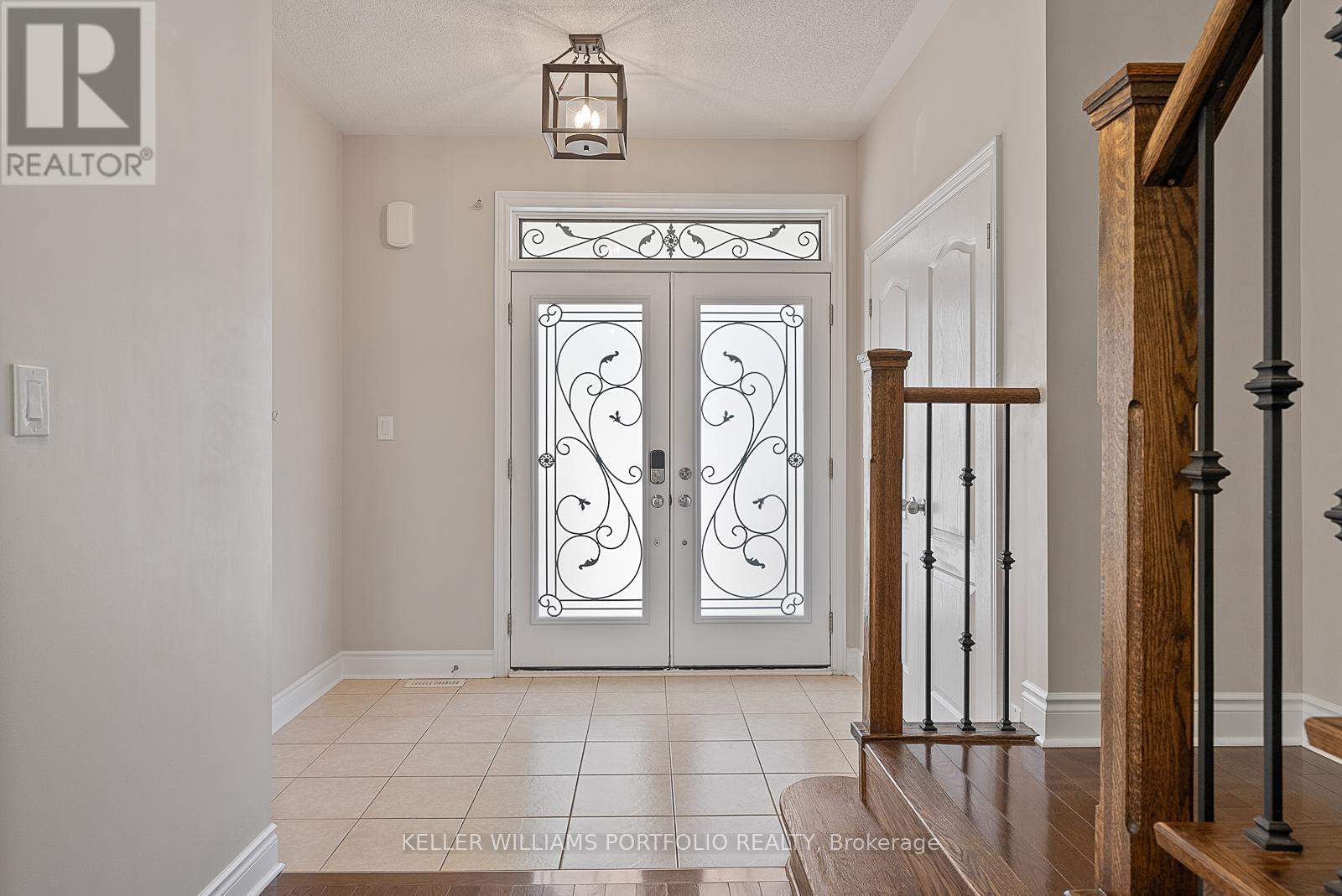 Photo 4 of 1096 Sherman Brock Circle, Newmarket ON