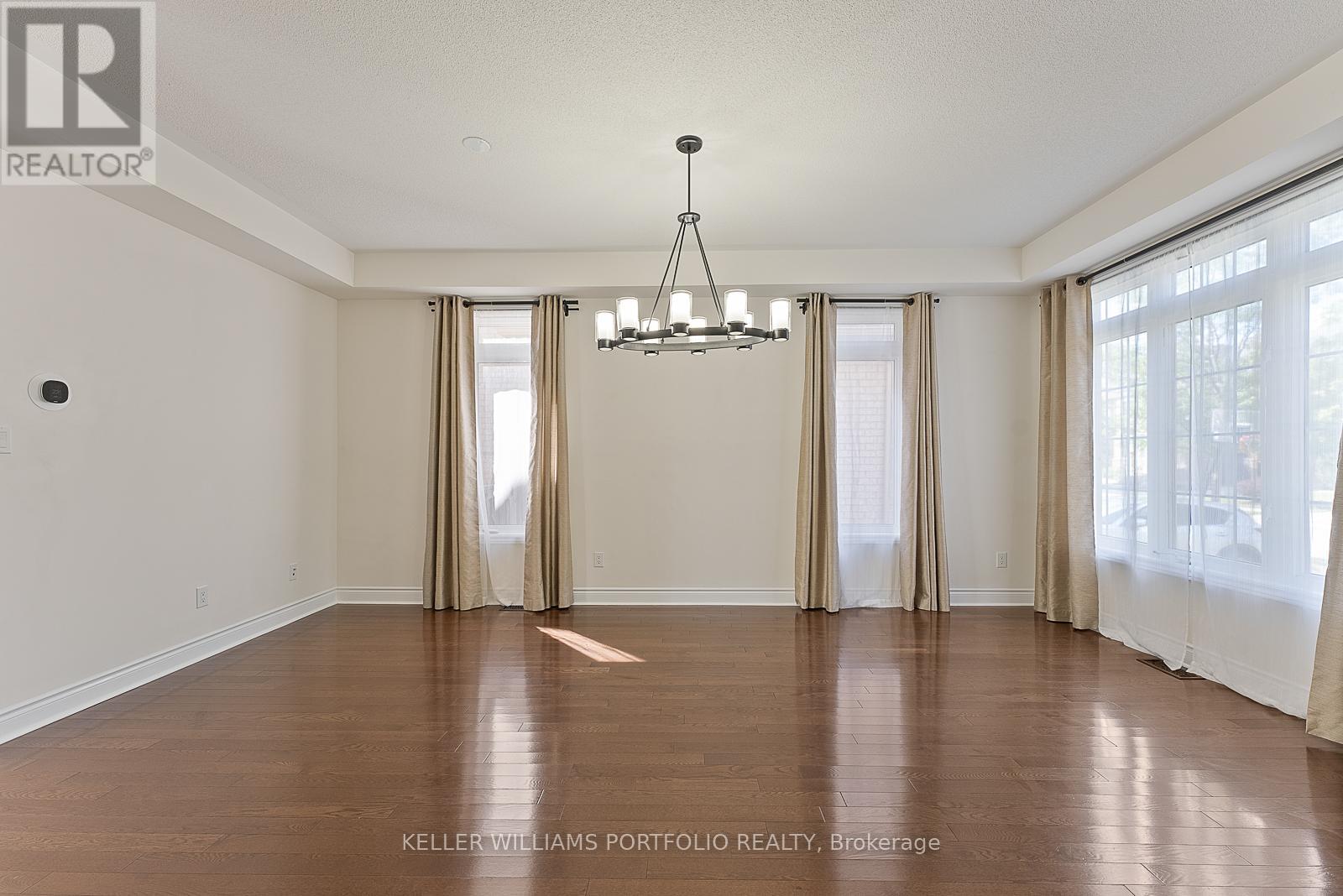 Photo 6 of 1096 Sherman Brock Circle, Newmarket ON