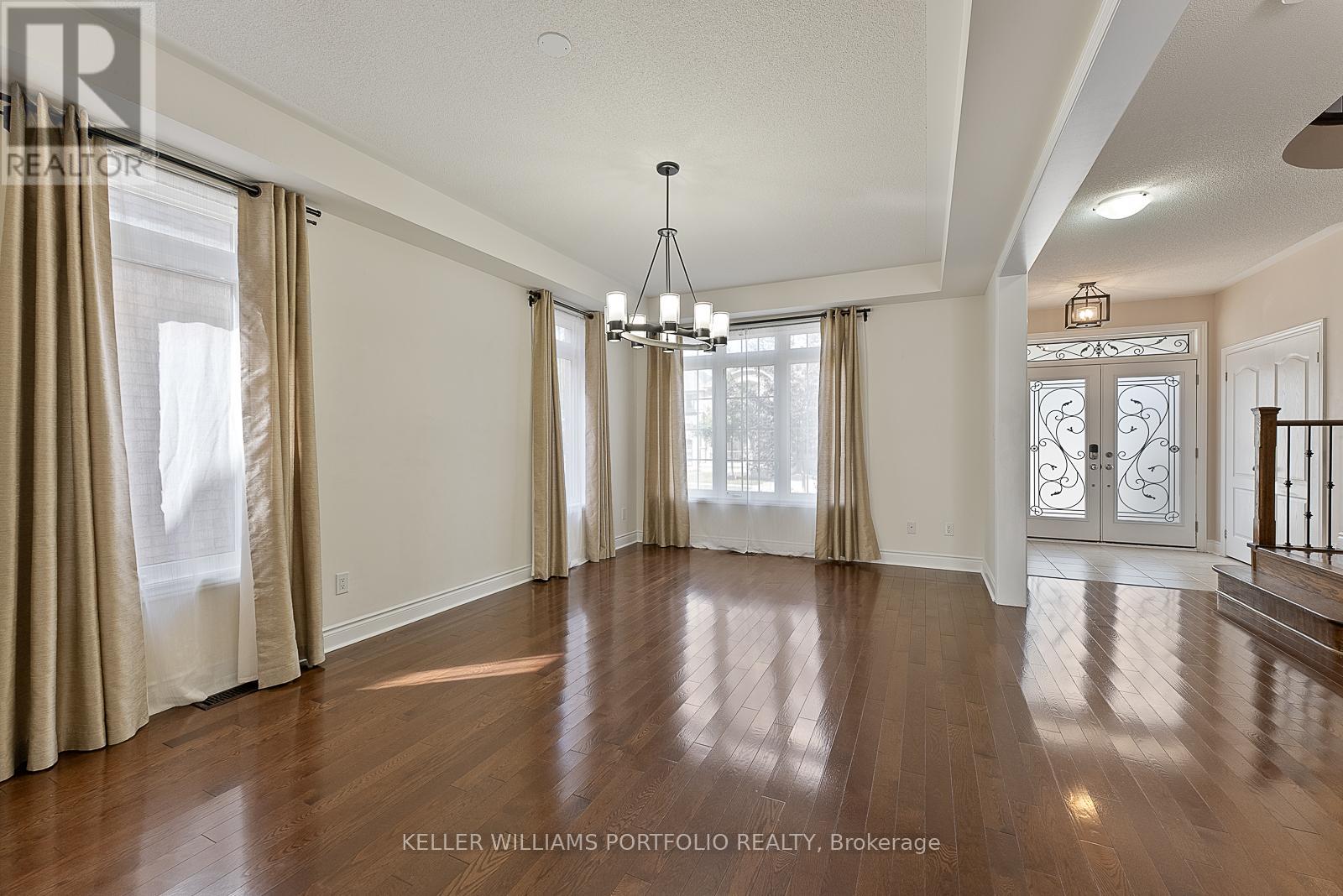 Photo 8 of 1096 Sherman Brock Circle, Newmarket ON