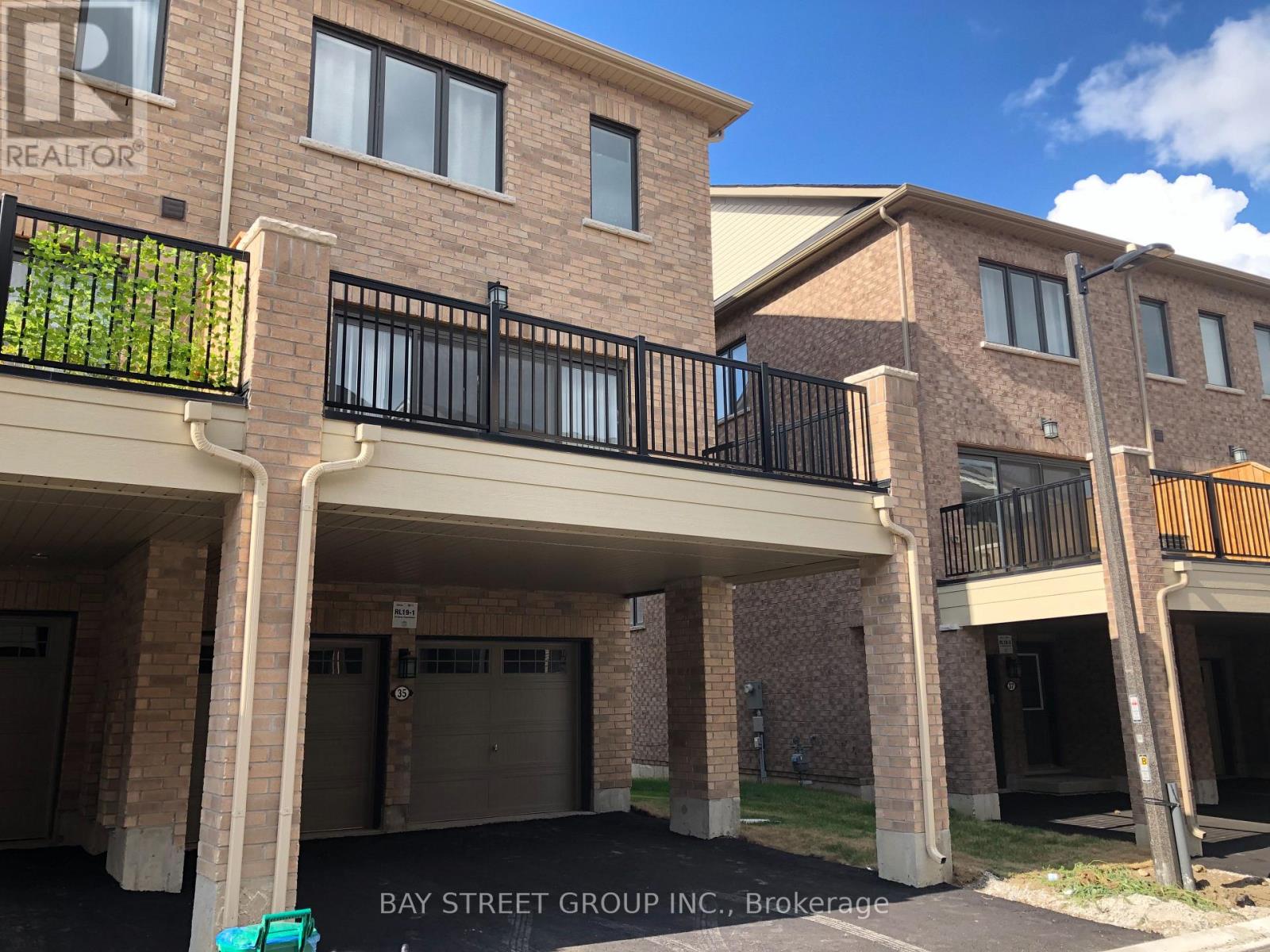 Photo 4 of 35 George Peach Avenue, Markham ON