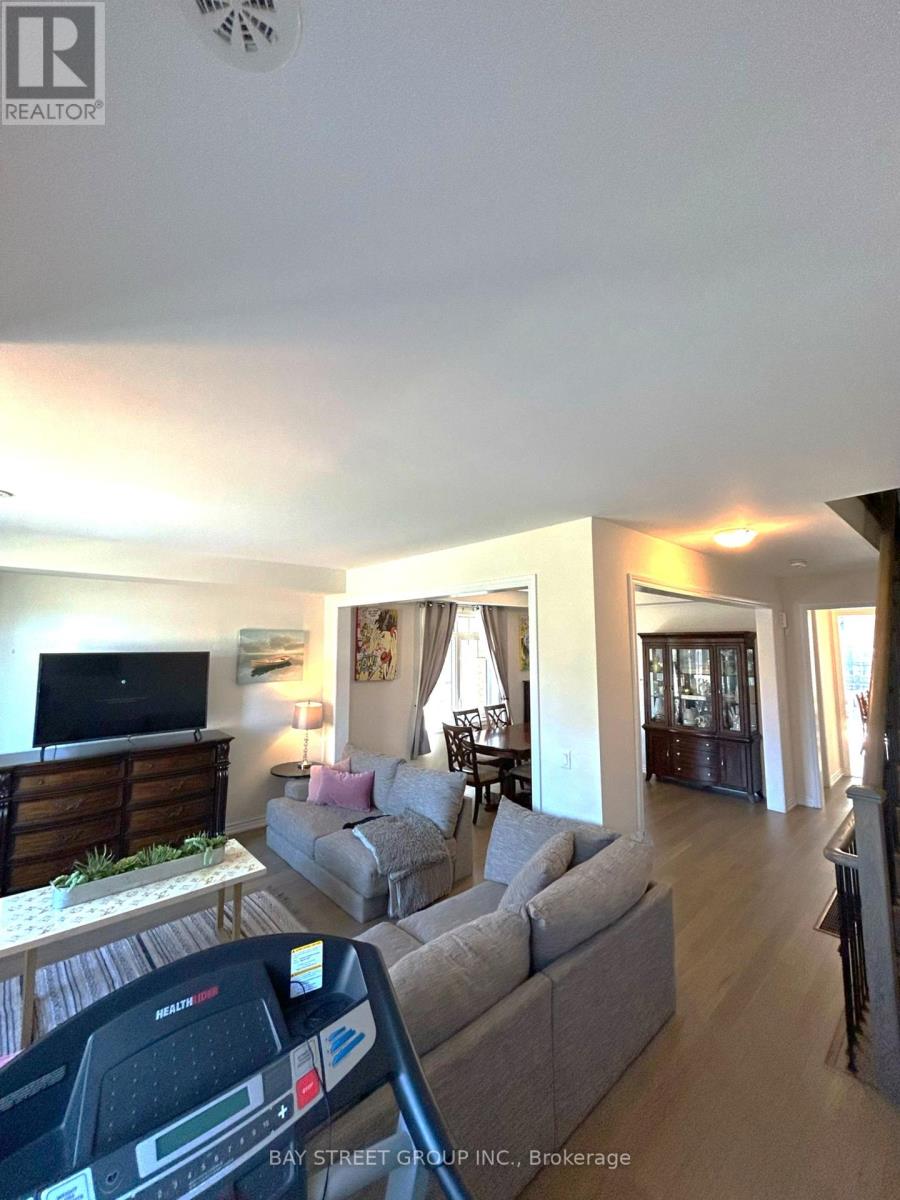 Photo 8 of 35 George Peach Avenue, Markham ON