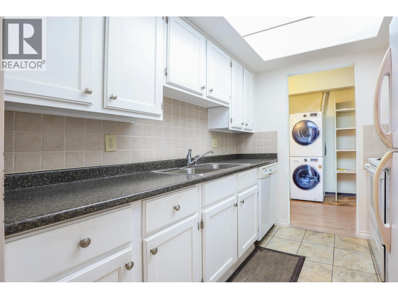 Photo 12 of 302 4134 Maywood Street, Burnaby BC