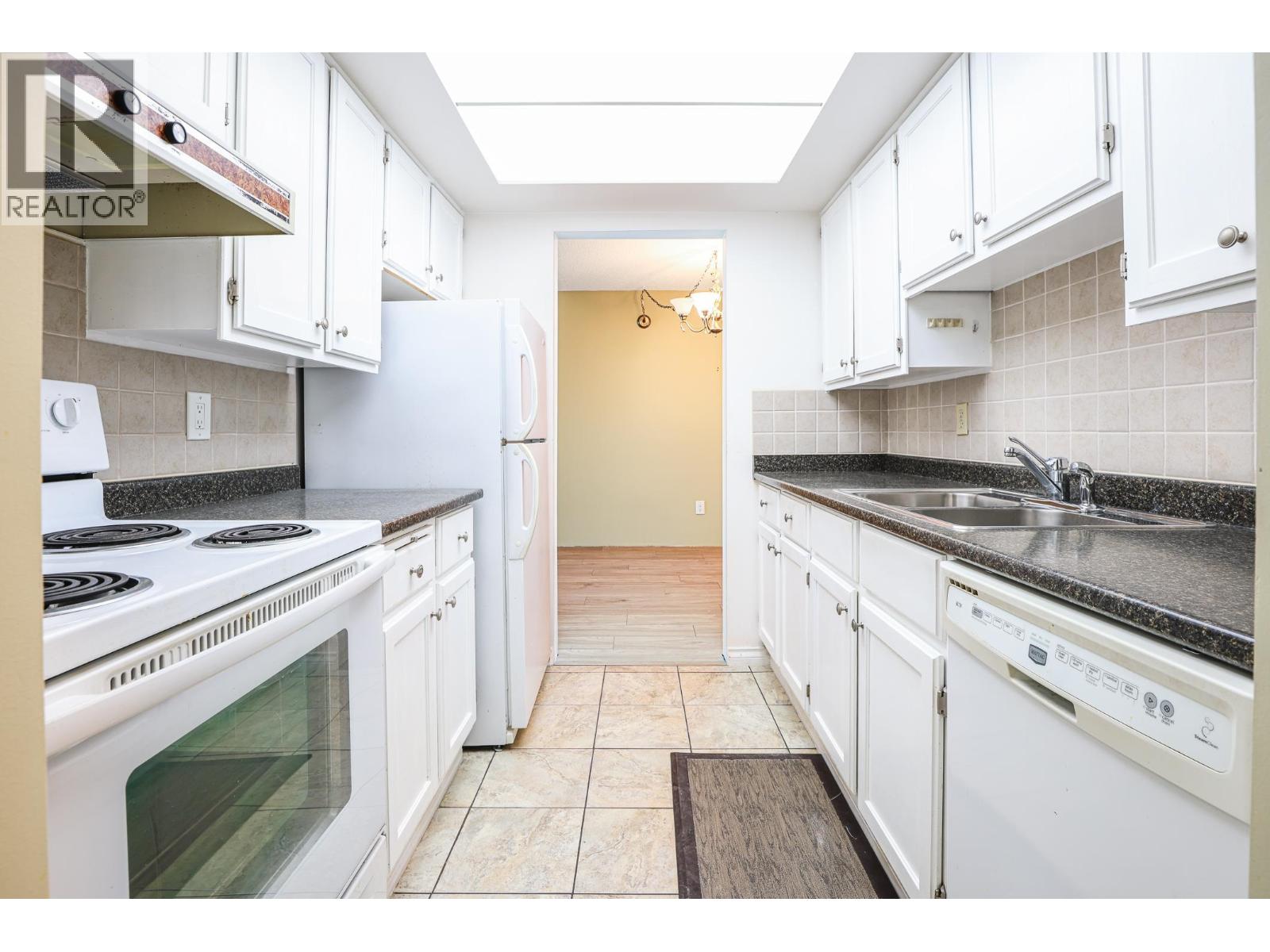 Photo 4 of 302 4134 Maywood Street, Burnaby BC