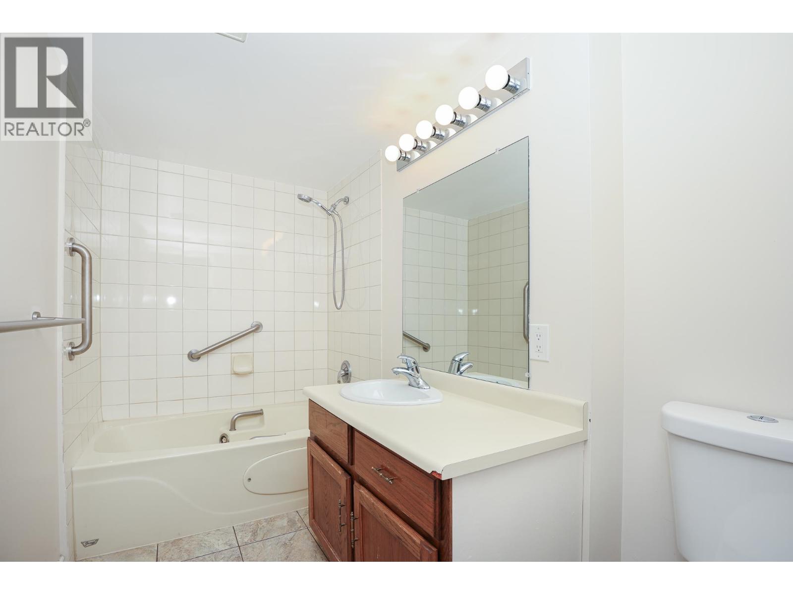 Photo 5 of 302 4134 Maywood Street, Burnaby BC