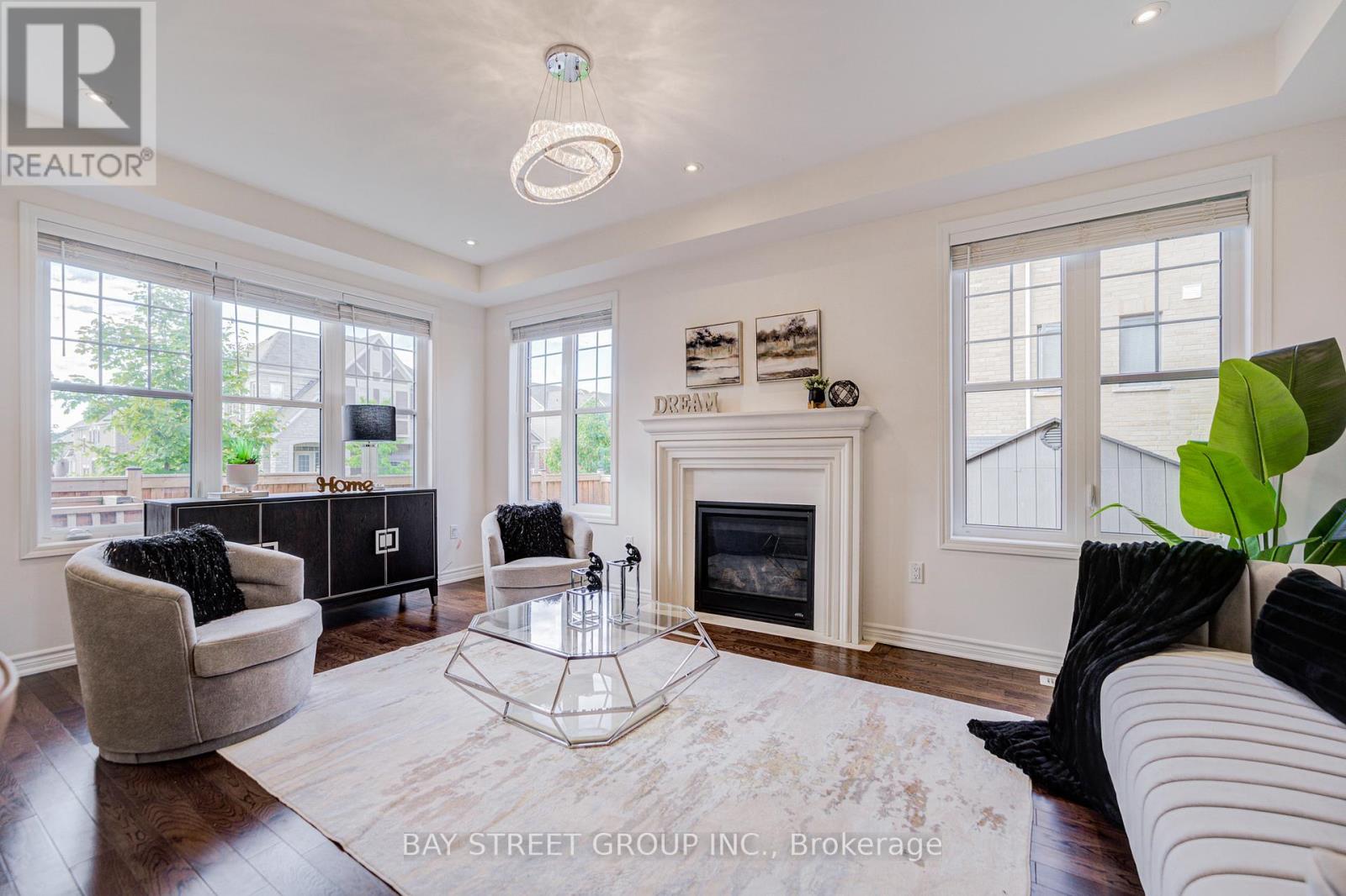 Photo 18 of 160 Westfield Drive, Whitby ON
