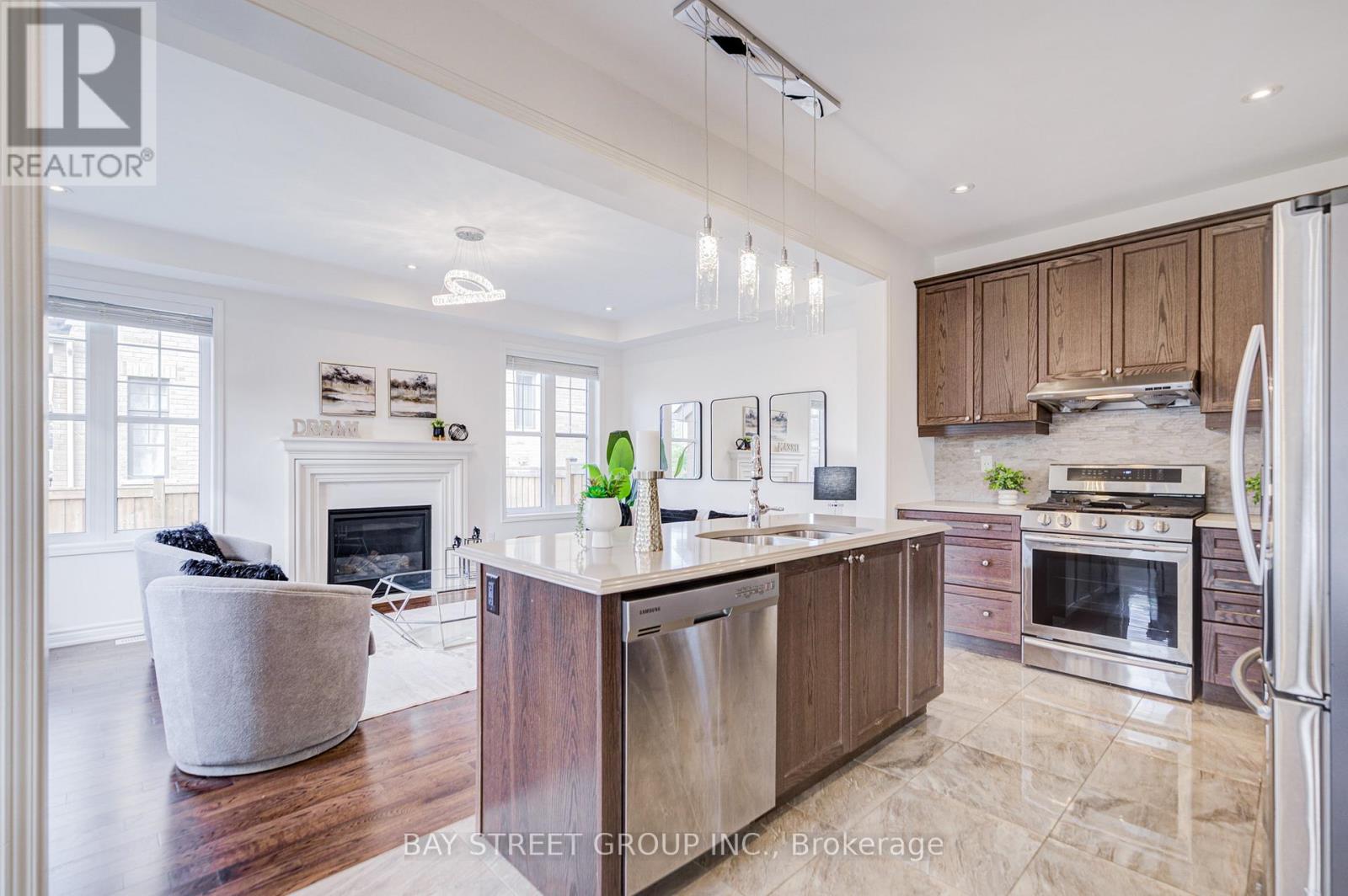 Photo 13 of 160 Westfield Drive, Whitby ON