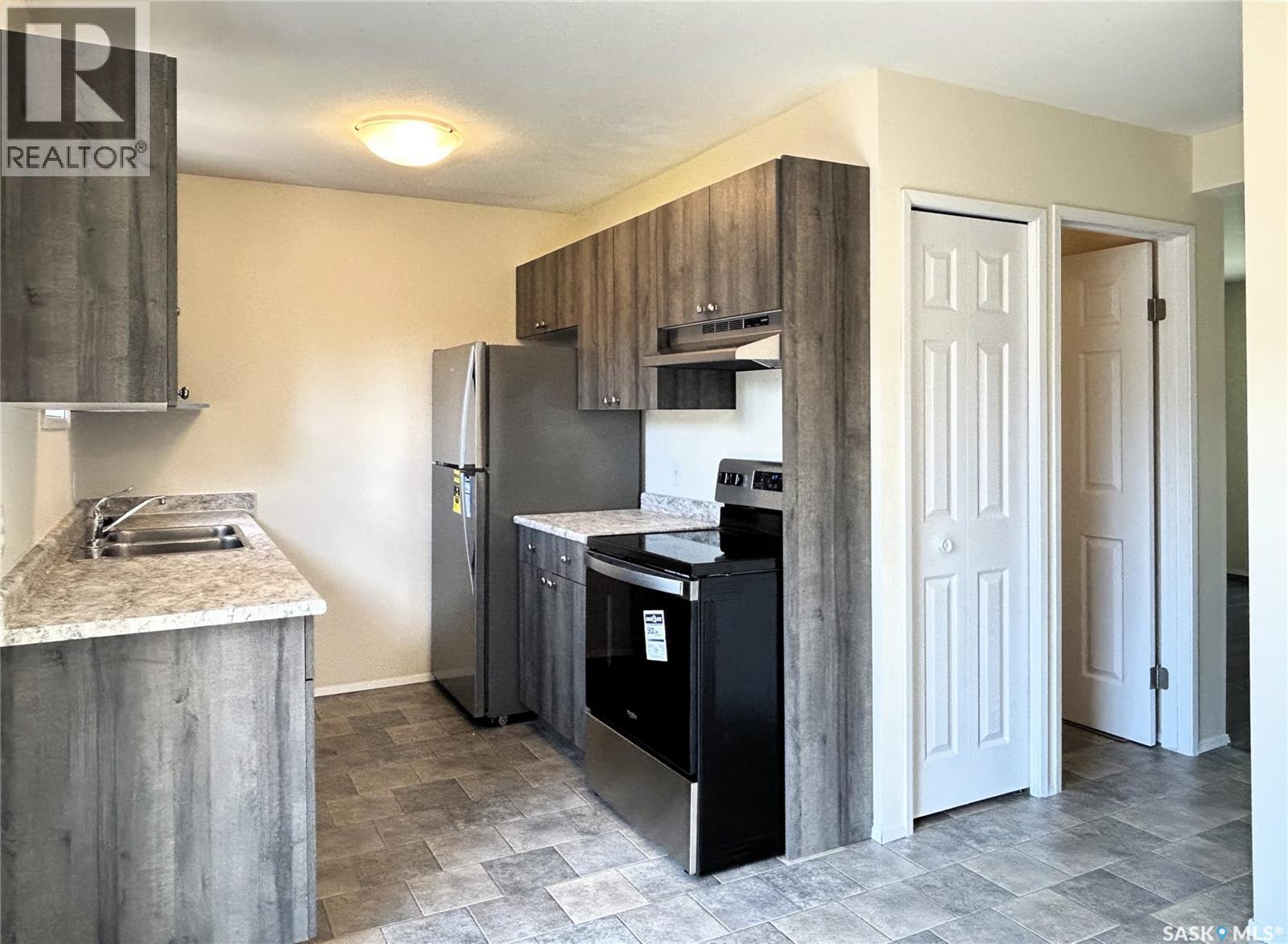 Photo 8 of 242 Lochrie Crescent, Saskatoon SK