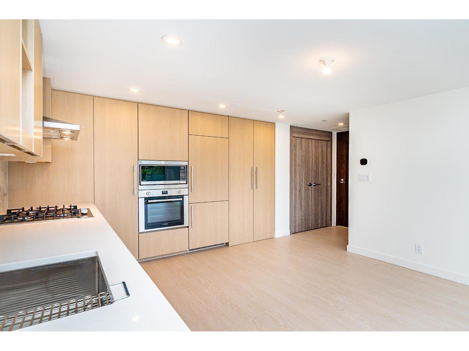 Photo 4 of 611 13778 100 Avenue, Surrey BC