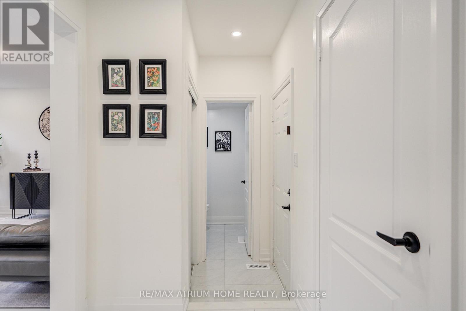 Photo 11 of 37 Landsdown Crescent, Markham ON