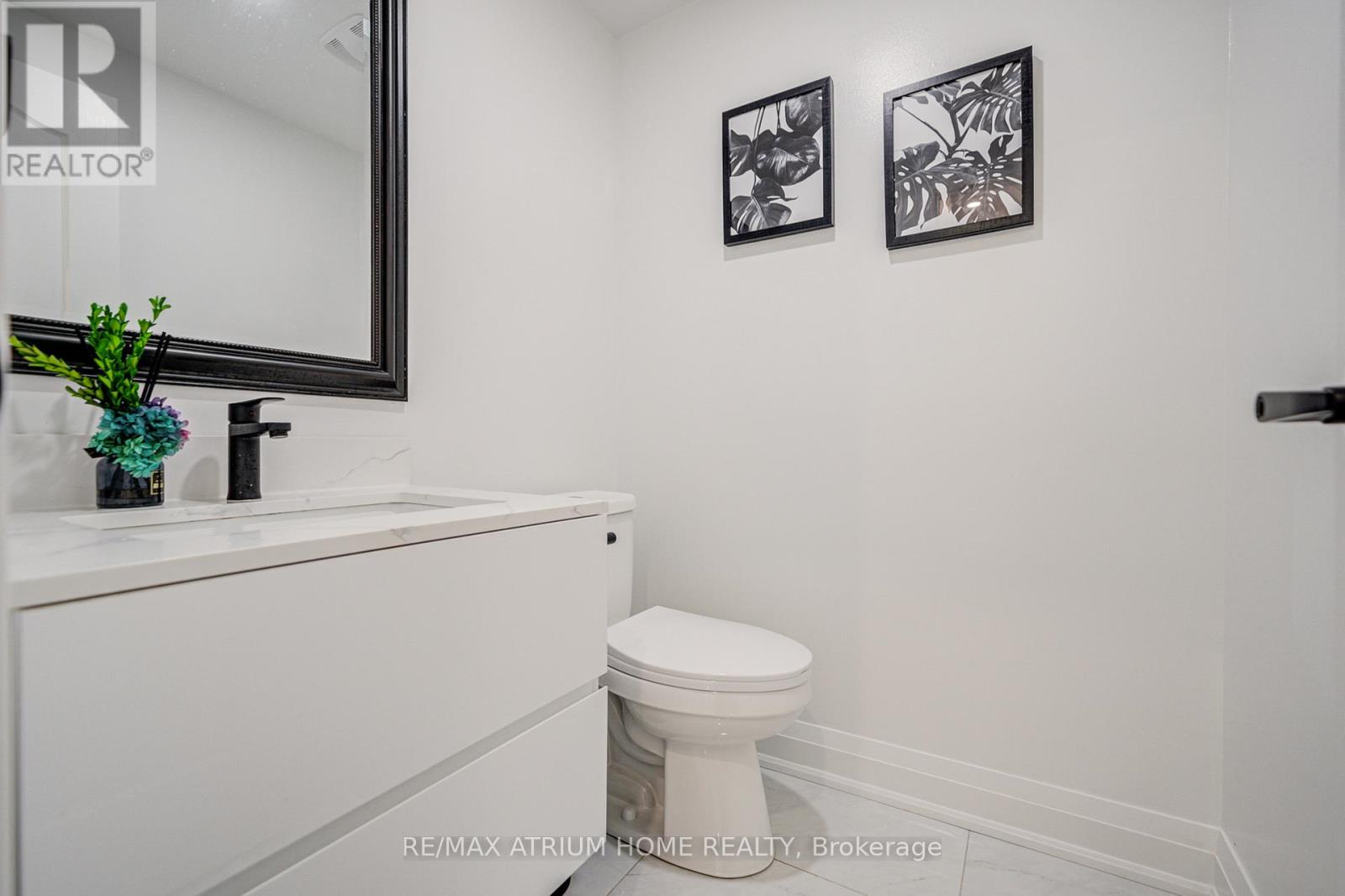 Photo 12 of 37 Landsdown Crescent, Markham ON