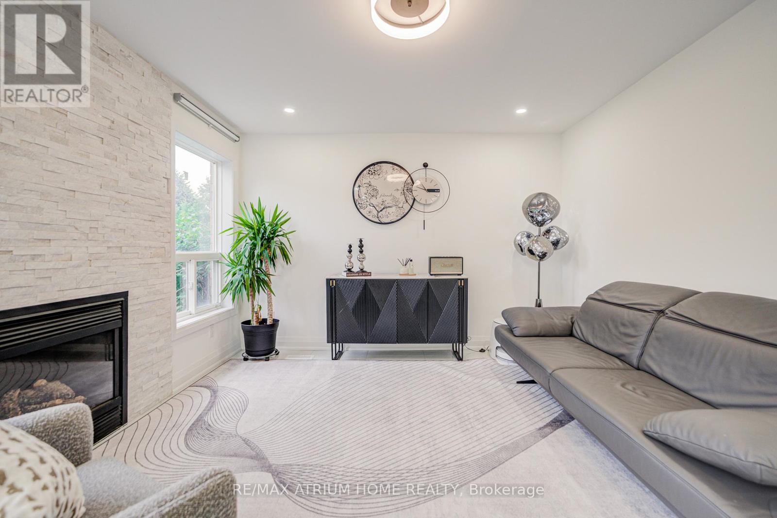 Photo 14 of 37 Landsdown Crescent, Markham ON
