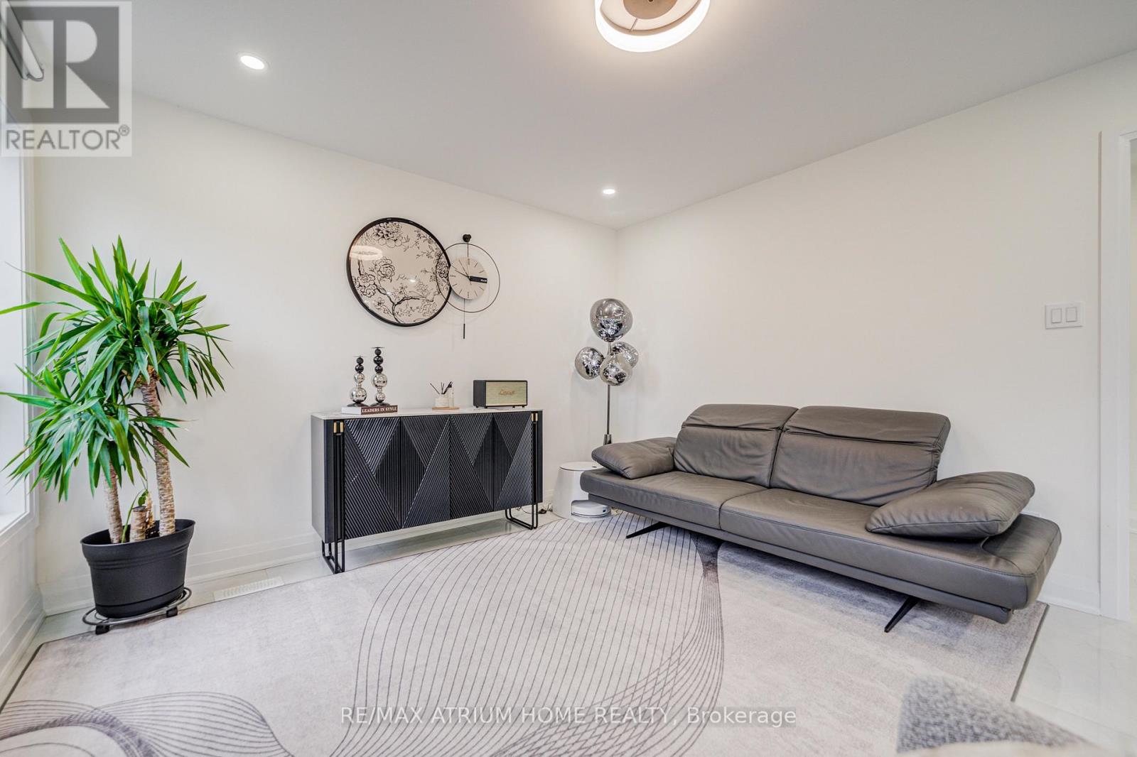Photo 15 of 37 Landsdown Crescent, Markham ON