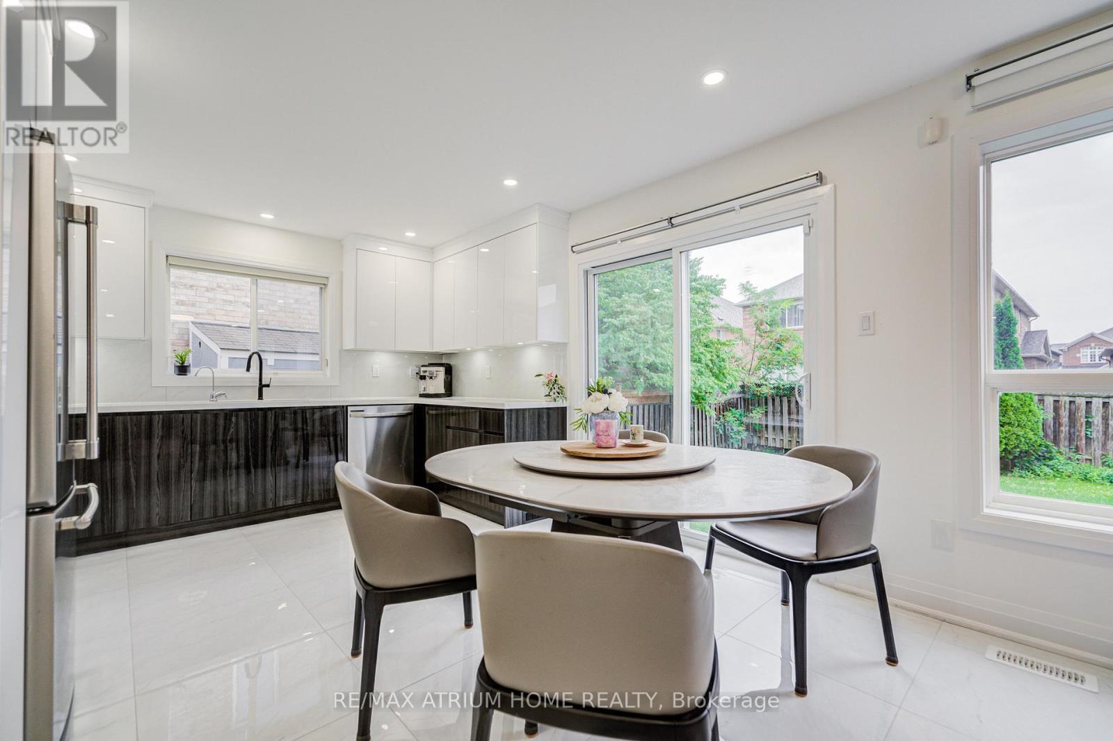 Photo 17 of 37 Landsdown Crescent, Markham ON