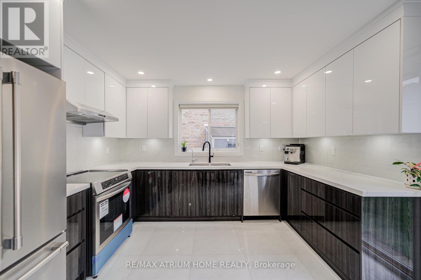 Photo 20 of 37 Landsdown Crescent, Markham ON