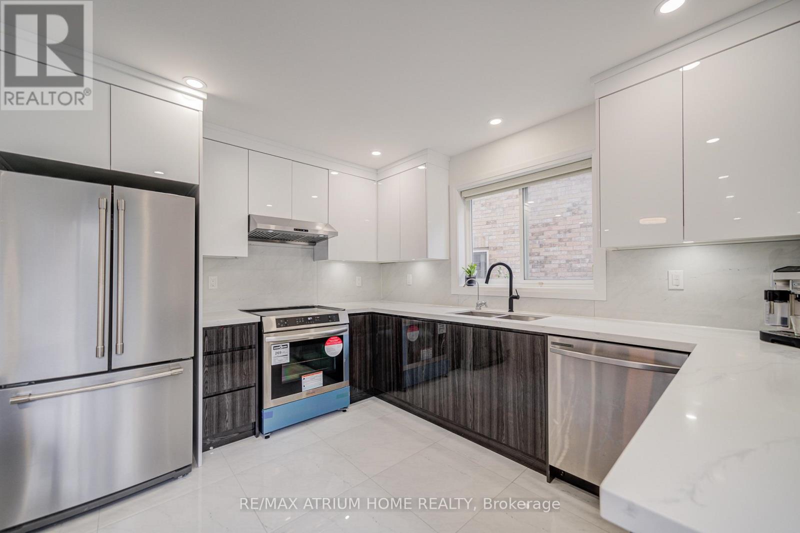 Photo 21 of 37 Landsdown Crescent, Markham ON