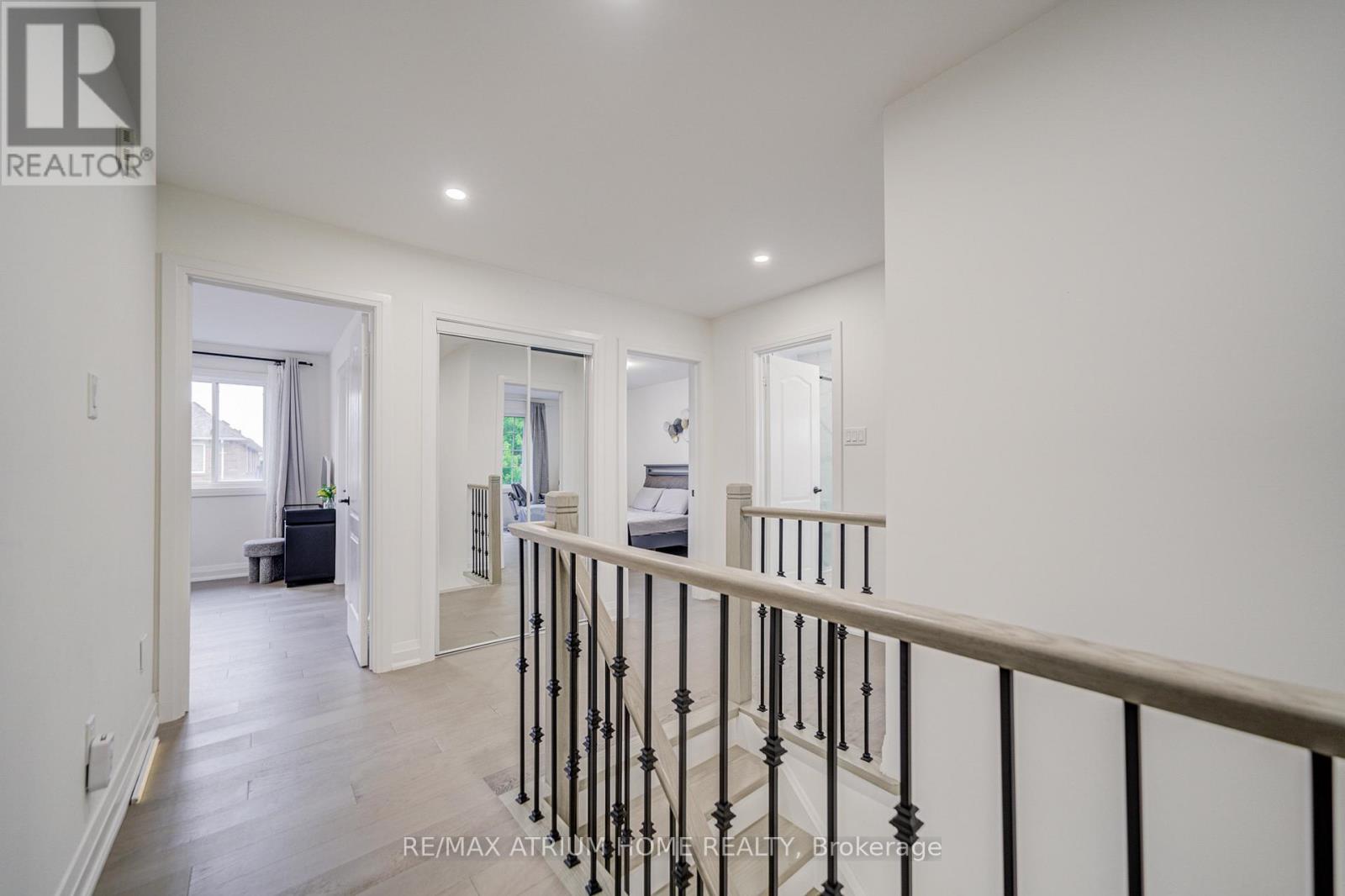 Photo 23 of 37 Landsdown Crescent, Markham ON