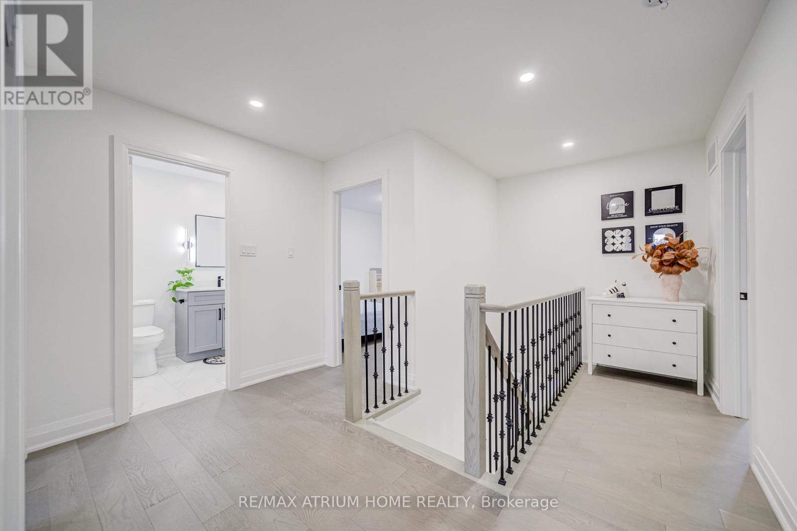 Photo 24 of 37 Landsdown Crescent, Markham ON