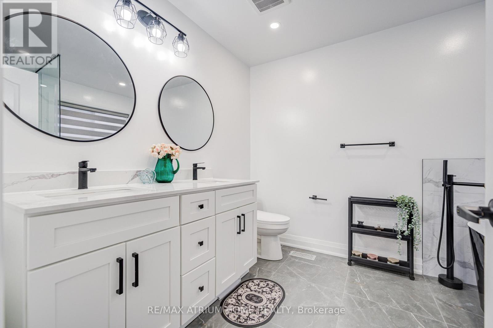 Photo 28 of 37 Landsdown Crescent, Markham ON
