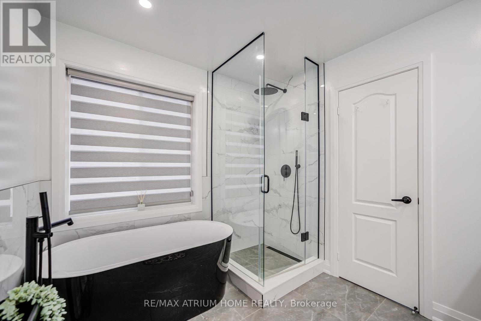 Photo 30 of 37 Landsdown Crescent, Markham ON