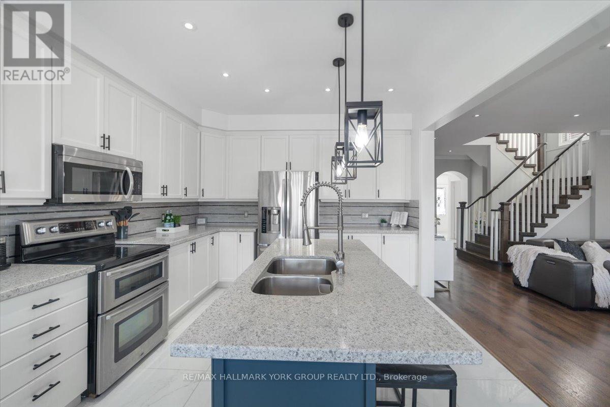 Photo 12 of 28 West Park Avenue, Bradford West Gwillimbury ON
