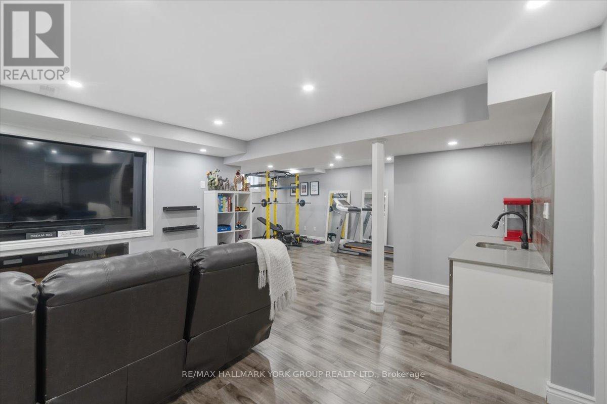 Photo 23 of 28 West Park Avenue, Bradford West Gwillimbury ON