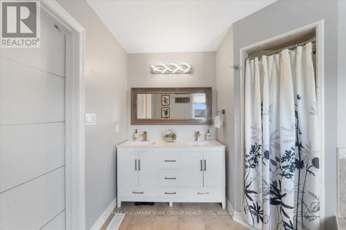 Photo 30 of 28 West Park Avenue, Bradford West Gwillimbury ON