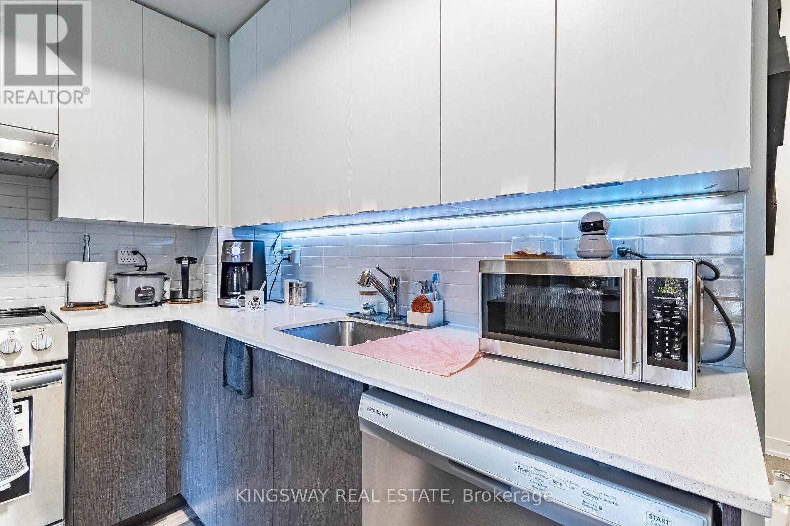Photo 10 of 101 120 Canon Jackson Drive, Toronto ON