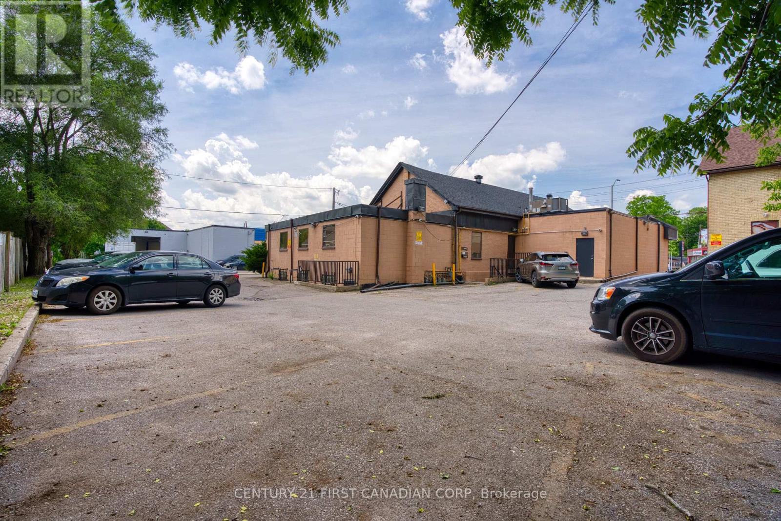 Photo 11 of Unit 4 7 89 Wharncliffe Road N, London North ON