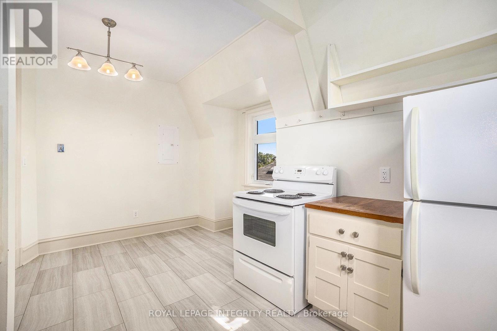 Photo 10 of 4 220 Powell Avenue, Ottawa ON