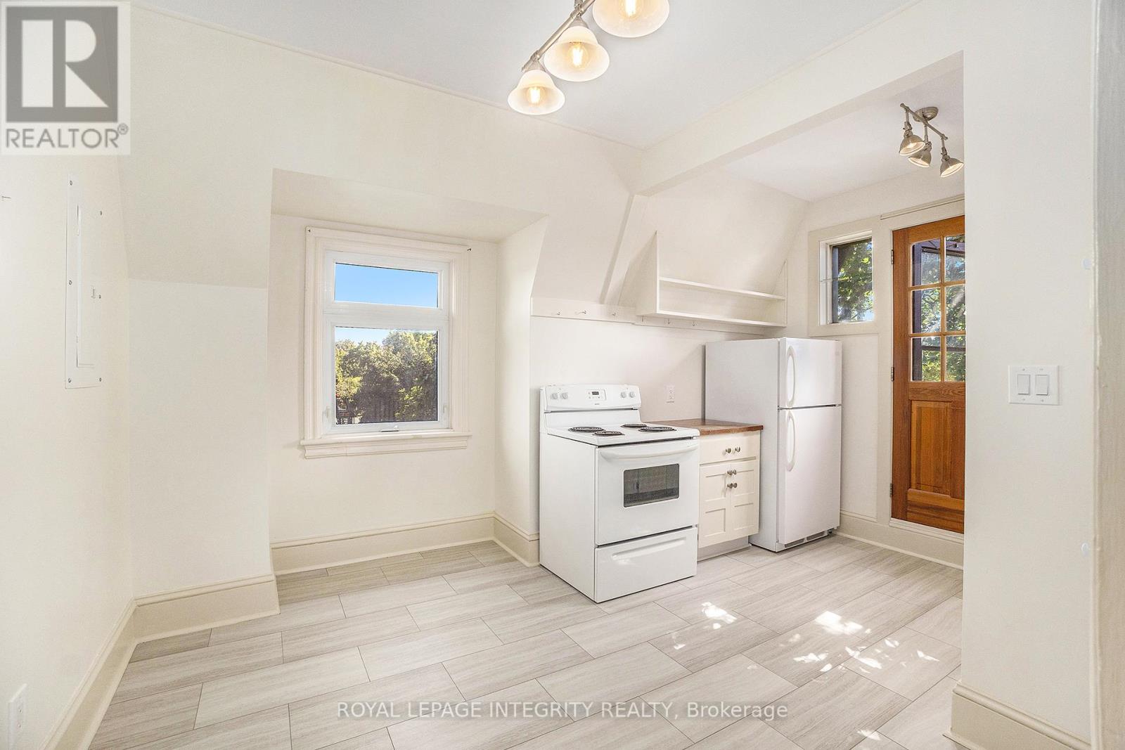 Photo 9 of 4 220 Powell Avenue, Ottawa ON