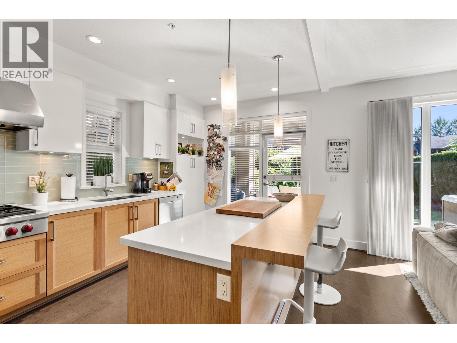 Photo 7 of 41 3639 Aldercrest Drive, North Vancouver BC