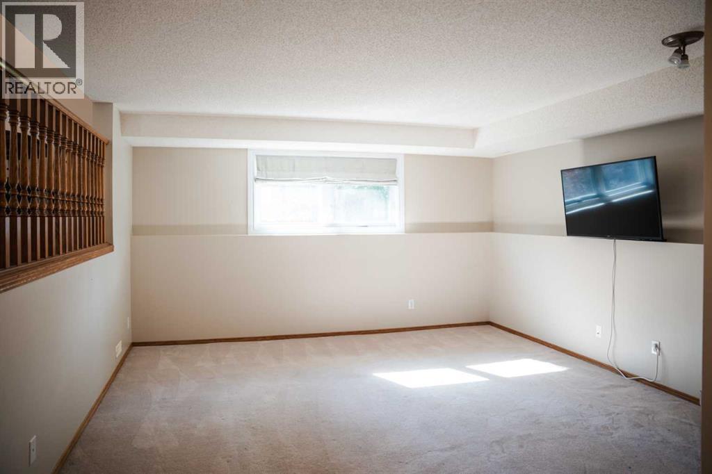 Photo 11 of 445 Rocky Ridge Bay Nw, Calgary AB
