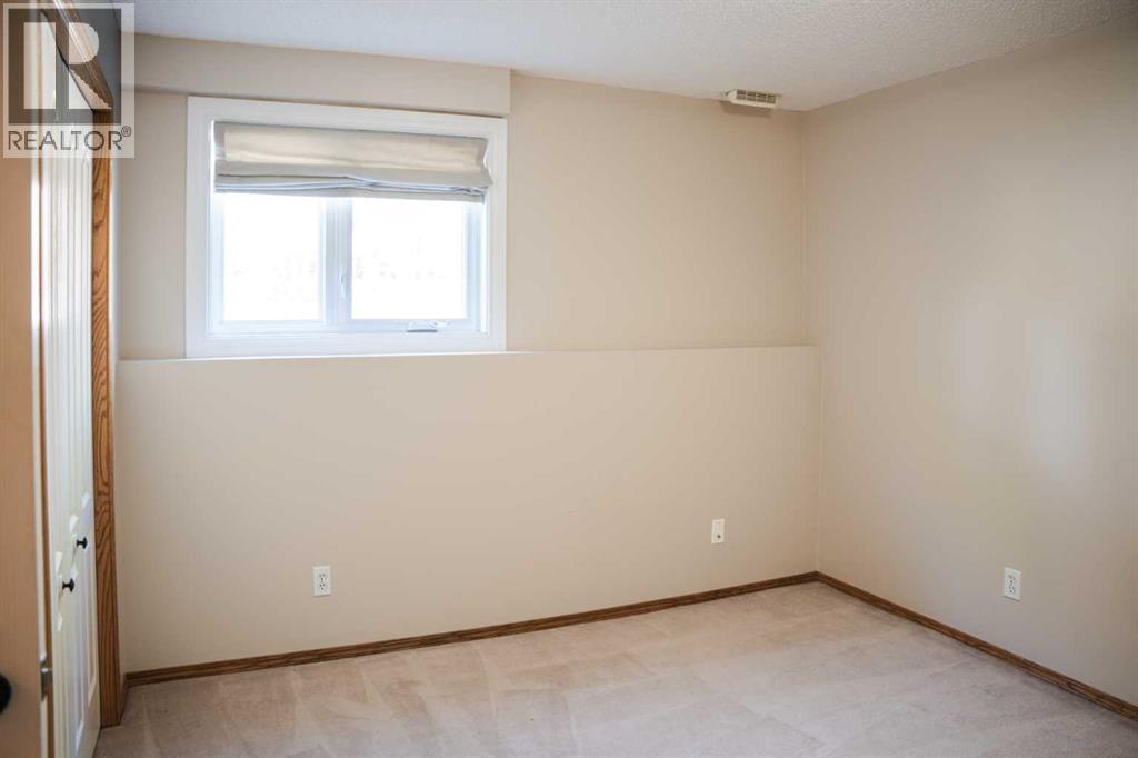 Photo 13 of 445 Rocky Ridge Bay Nw, Calgary AB