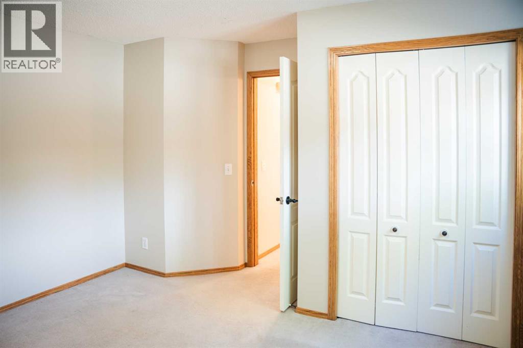 Photo 14 of 445 Rocky Ridge Bay Nw, Calgary AB