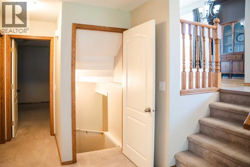 Photo 26 of 445 Rocky Ridge Bay Nw, Calgary AB