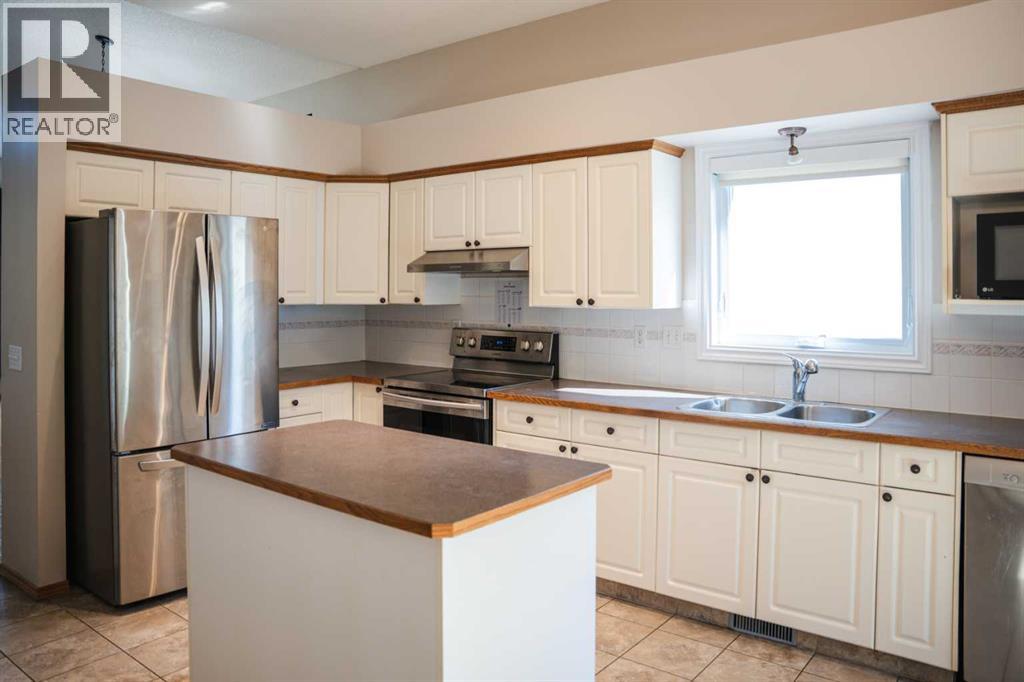 Photo 7 of 445 Rocky Ridge Bay Nw, Calgary AB
