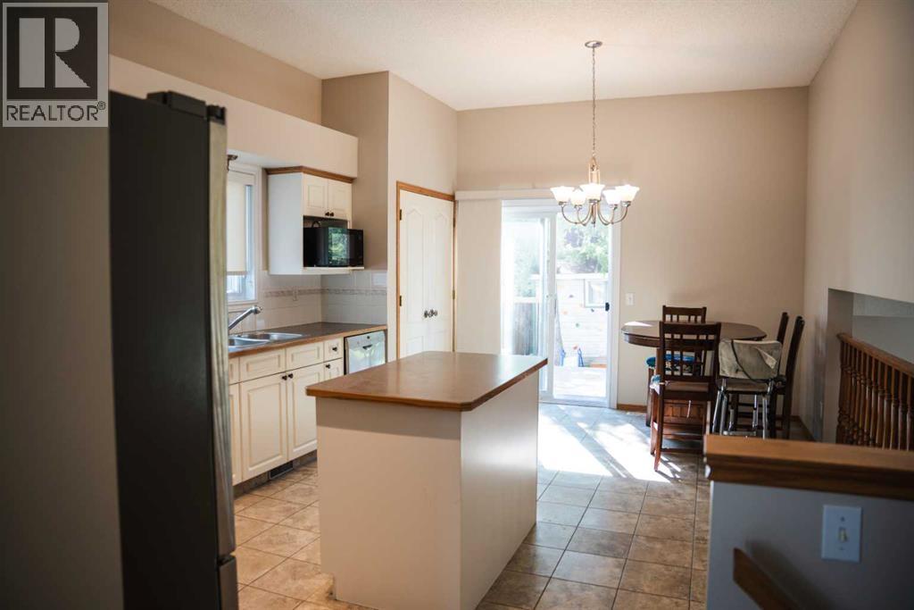 Photo 9 of 445 Rocky Ridge Bay Nw, Calgary AB