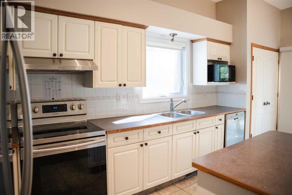 Photo 8 of 445 Rocky Ridge Bay Nw, Calgary AB
