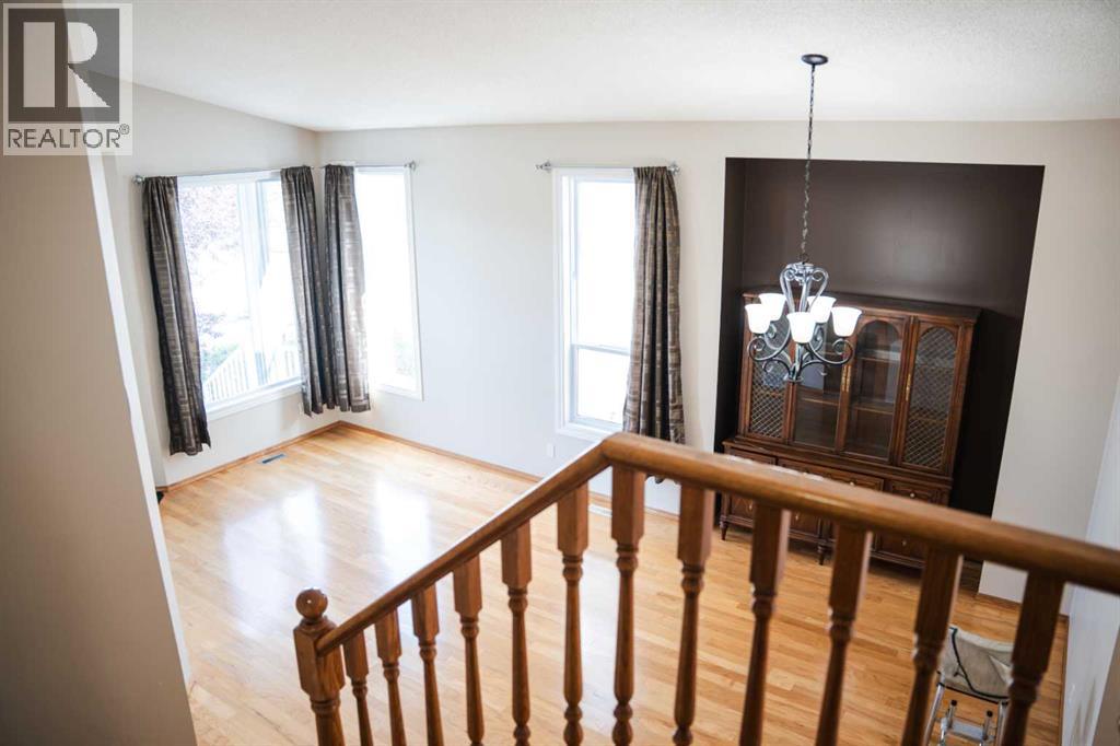 Photo 16 of 445 Rocky Ridge Bay Nw, Calgary AB