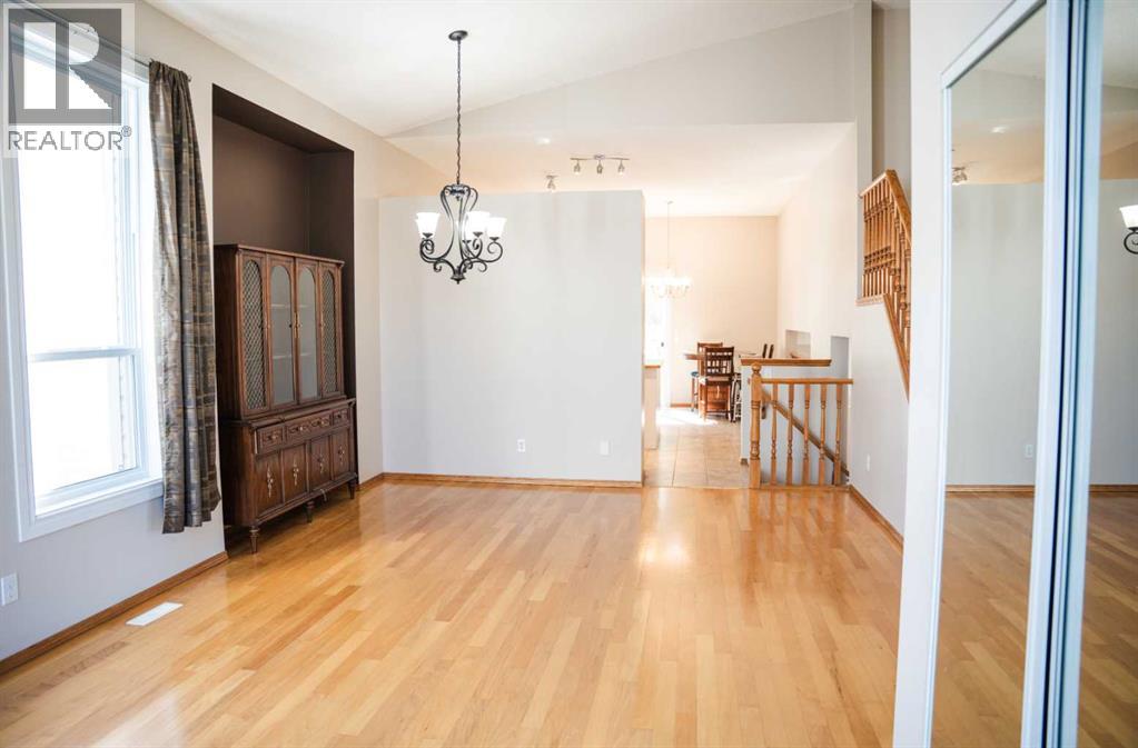 Photo 4 of 445 Rocky Ridge Bay Nw, Calgary AB