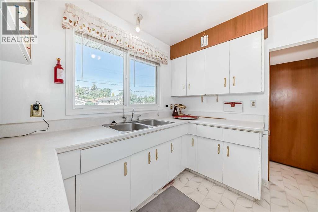 Photo 8 of 3314 44 A Avenue, Red Deer AB