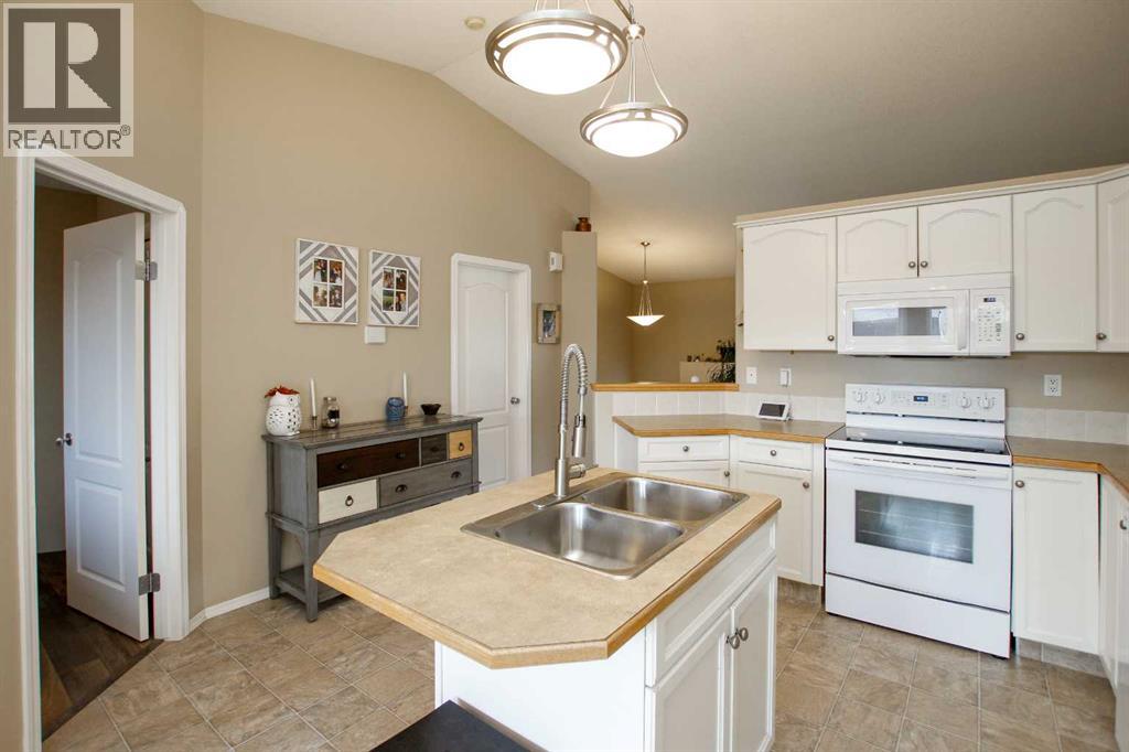 Photo 11 of 13 Kenny Close, Red Deer AB